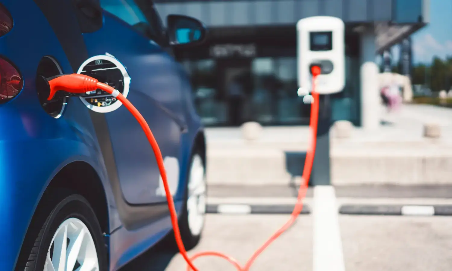 Auto verbunden an der elektrischen Ladesäule